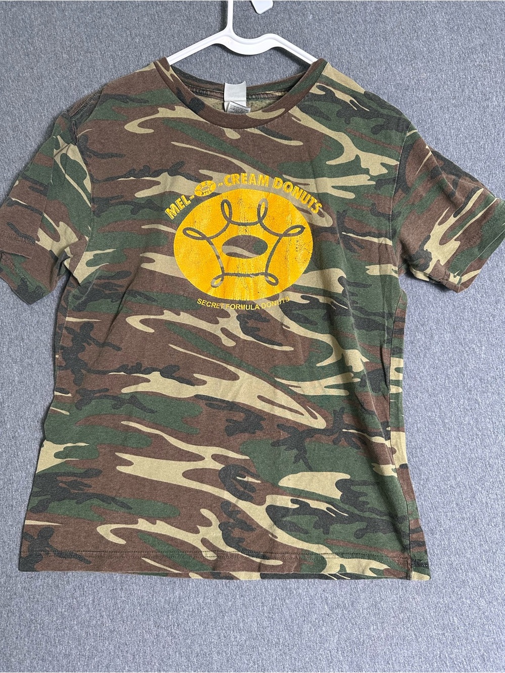 Mel’s Cream Donuts Medium Camo Short Sleeve Tee #47S